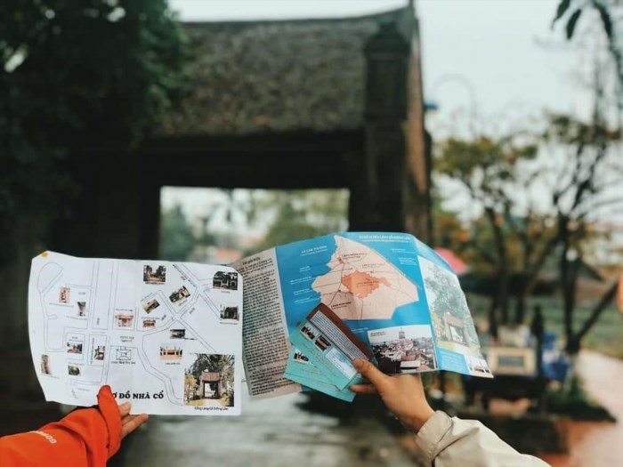 Làng cổ Đường Lâm nằm ở huyện Sơn Tây, tỉnh Hà Nội, Việt Nam. Nơi đây được biết đến với những ngôi nhà cổ truyền thống, đường phố đá cổ, và không gian yên bình, tạo nên một bức tranh văn hóa độc đáo.